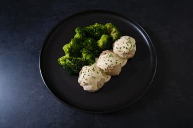 Turkey meatball with béchamel sauce and roasted broccoli