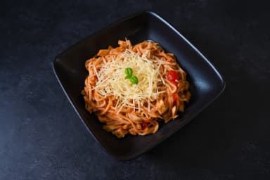 Vegetable pasta with chicken and tomato