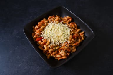 Macaroni with chicken and tomato