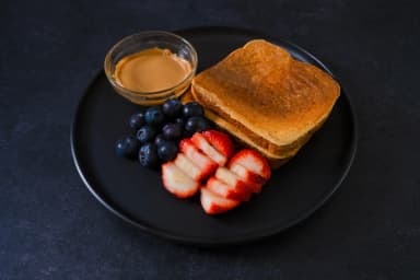 French toast with berries
